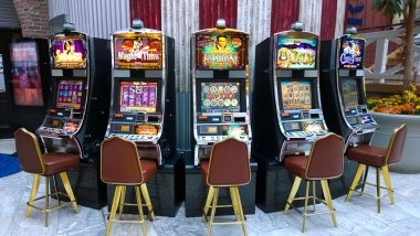 Badminton live-dealer tables during tournament season